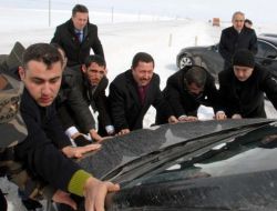 Vali, Şarampole Düşen Aracı İtirek Yola Çıkmasına Yardımcı Oldu