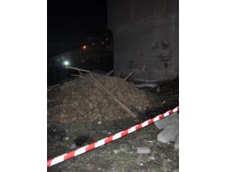 Temel Kazısında 3 Bina Yerinden Oynadı; Vatandaşlar Sokağa Döküldü