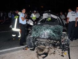 İzmir'de Trafik Kazası:1 Ölü,1 Yaralı