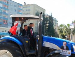 Vekil Aday Adayı, Traktör Konvoyuyla Adana'yı Turladı