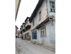 Çok Katlı Binalar Arasında Kalan Tarihi Eserler Restore Edilecek