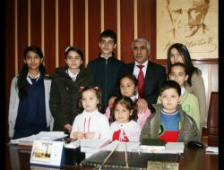 Midyat’ta İstiklal Marşı’nı En Güzel Okuyan Öğrenciler Ödüllendirildi