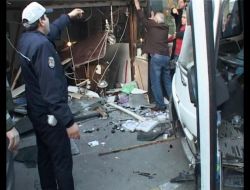 Servis Minibüsü Kuyumcuya Girdi, Altınlar Ortalığa Saçıldı