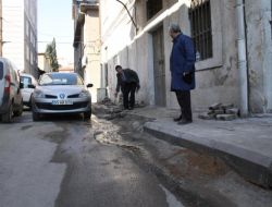 Belediyeye Yüz Metre Mesafede Patlayan Kanalizasyon İki Gündür Sokağa Akıyor