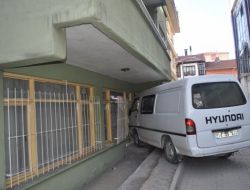Sürücünün Kontrolünden Çıkan Minibüs, Evin Penceresine Çarptı
