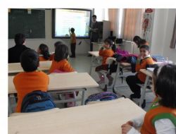 Hatice Avcı Koleji Sınıflarını Akıllı Tahtayla Donattı