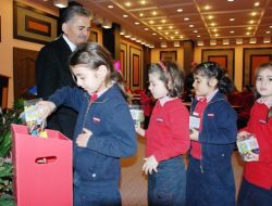 Başkan Büyükkılıç, Çevreci Öğrencilere Forma Ve Kitap Dağıttı