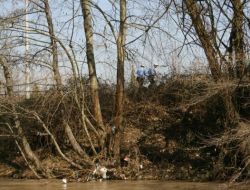 Dereye Uçan Panelvandaki 2 Kişi Yüzerek Kurtuldu