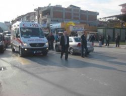 Otomobilin Çarptığı İki Kişi Yaralandı