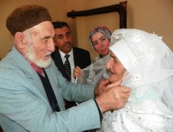 Müftülük, 90'lık Nineye 64 Yıl Sonra Gelinlik Giydirdi