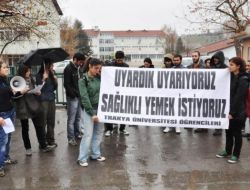 Üniversite Öğrencileri Okul Yemeğini Protesto Etti