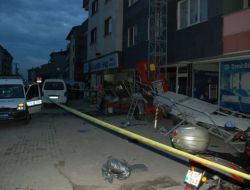 Binaya Yalıtım Çalışması İçin Kurulan İskele Çöktü: 2 İşçi Ağır Yaralandı