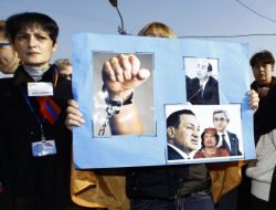 Muhalefet Özgürlük Meydanını İşgal Etti