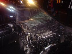 KONTROLDEN ÇIKAN OTOMOBİL TAKLA ATTI