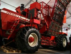 100 Kişinin İşini Tek Başına Yapan Makine Çiftçilerin İlgi Odağı Oldu