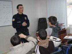 Siirt’te Polis Öğretmen Oldu, İhtiyaç Sahibi Öğrencileri Sbs'ye Hazırlıyor