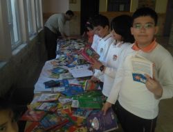 Kaynak Koleji Öğrencileri Harçlıklarıyla Kimsesiz Çocuklara Kitap Hediye Etti