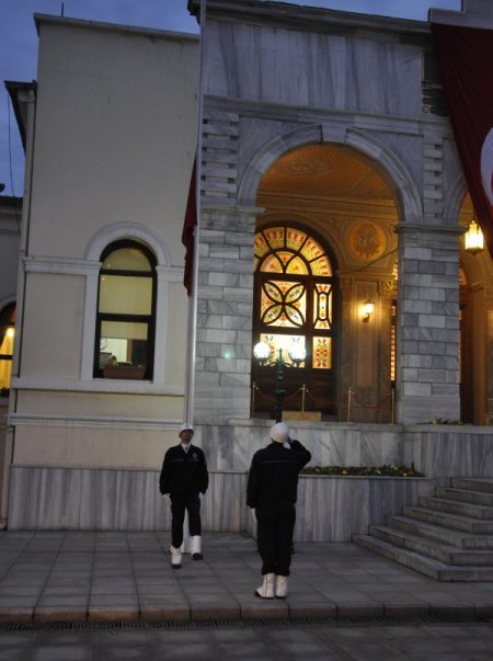 Felakette Ölenler İçin Bayraklar Yarıya İndirildi