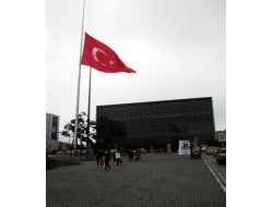 Taksim'deki Devasa Bayrak Da Japonya’da Ölenler İçin Yarıya İndirildi