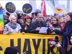 NÜKLEERE KARŞI İNSAN ZİNCİRİ OLUŞTURDULAR
