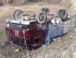 KAMYONET ŞARAMPOLE YUVARLANDI