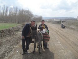 Eşekle Yol Kenarından Cam Şişe Ve Hurda Toplayıp Satıyorlar