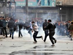 Göstericiler Polise Saldırdı!