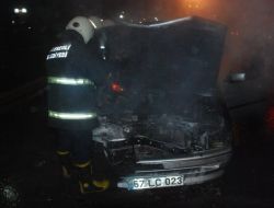 Yanan Otomobilini Hortumla Söndürmeye Çalıştı