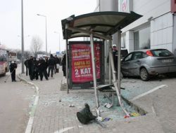 Otomobil Durağa Daldı, 7 Kişi Yaralandı