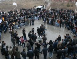 Üniversiteliler Baharın Gelişini Halay Çekerek Kutladı