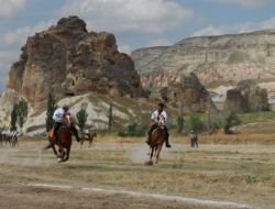 Üniversitedeki Atlı Cirit Gösterisi Büyük İlgi Gördü