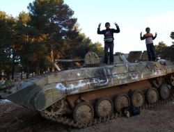 Libya'da Vurulan Tanklar Çocuklara Oyuncak Oldu