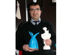 Güvenlikçiydi, Fakülteyi Bitirdi; Şimdi Eserleri Dünya Liderlerine Gönderiliyor