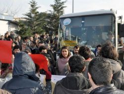 Üniversite Öğrencileri Önce Yol Kesti, Ardından Belediye Otobüsünü Rehin Aldı