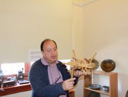 Huzurevi Sakini Dededen Torunlarına Oyuncak Sergisi