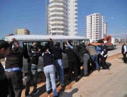 Öğrenci Servisi Belediye Çukuruna Düştü