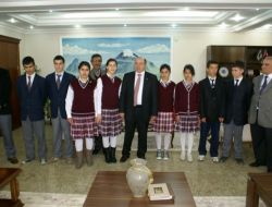 Vali Çiçek, Şampiyon Öğrencileri Kabul Etti