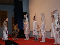 Üniversitelilerden Minik Öğrencilere Tiyatro Keyfi