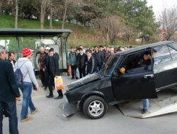 OTOMOBİL OTOBÜS DURAĞINA DALDI