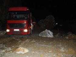Zonguldak'ta Dev Kayalar Yola Devrildi