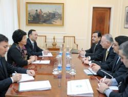 Otunbayeva, İhsanoğlu İle Görüştü!