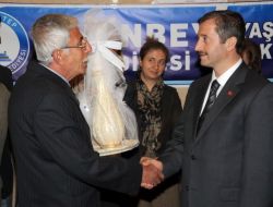 Başkan Tahmazoğlu Huzurevi Sakinlerine Yemek Verdi