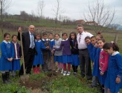 Öğrenciler 160 Fidanı Toprakla Buluşturdu