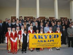 Sevgiye Uzanan Eller Öğrencileri Çanakkale'ye Gönderdi