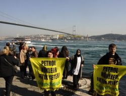 Petrol Platformuna Denizden Protesto