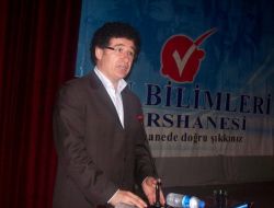 Öğrenciler Kalemlerini Kırarak Stres Attı