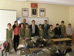 Aydıncıkta 100 Öğrenciye Eşofman Ve Ayakkabı Dağıtıldı