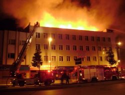 İş Merkezinin 500 Metrekarelik Çatısı Alev Alev Yandı