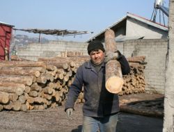 Fedakar Baba Emekli Olmasına Rağmen Ailesinin Geçimi İçin Direk Taşıyor