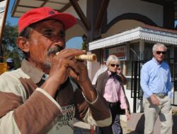 Manavgat Şelalesi'ne Gelen Turistleri Sipsi Resitaliyle Karşılıyor